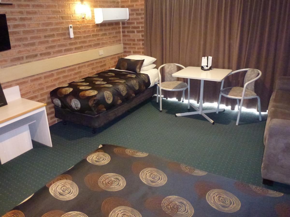 Colonial Motor Inn Bairnsdale Golden Chain Property ภายนอก รูปภาพ