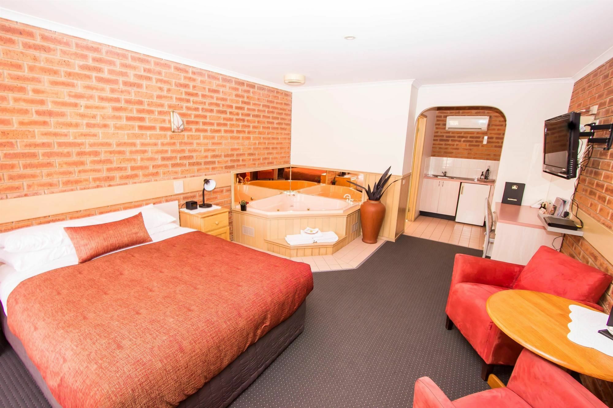 Colonial Motor Inn Bairnsdale Golden Chain Property ภายนอก รูปภาพ