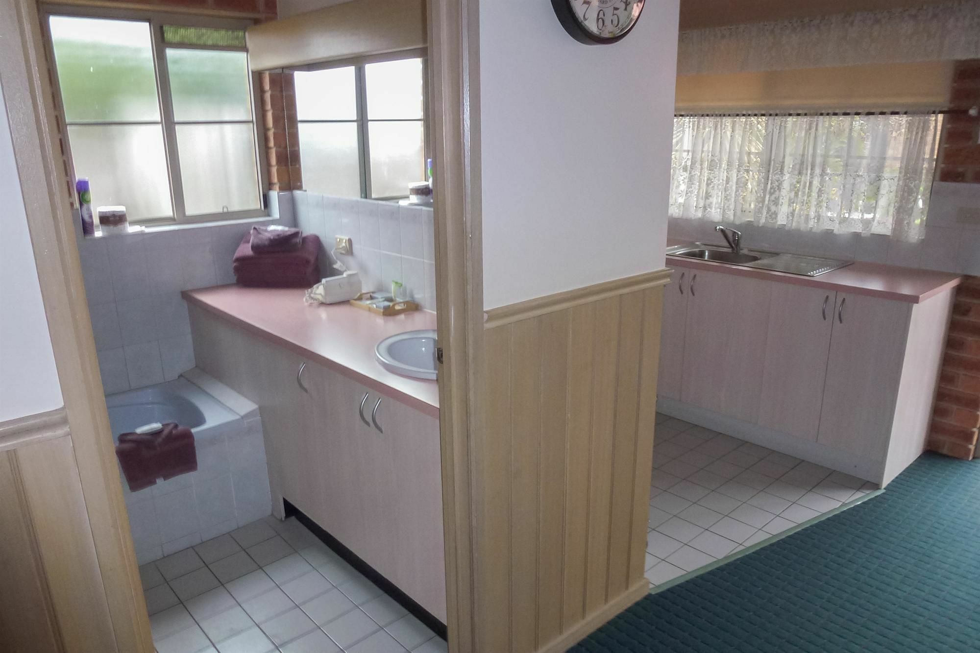 Colonial Motor Inn Bairnsdale Golden Chain Property ภายนอก รูปภาพ